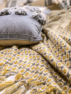 Cozy Tassel Pattern Throw Blanket