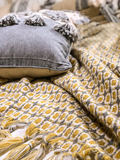 Cozy Tassel Pattern Throw Blanket